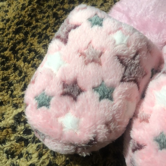 NWT Soft slip on pink slippers with star βοΈ pattern - Picture 2 of 7